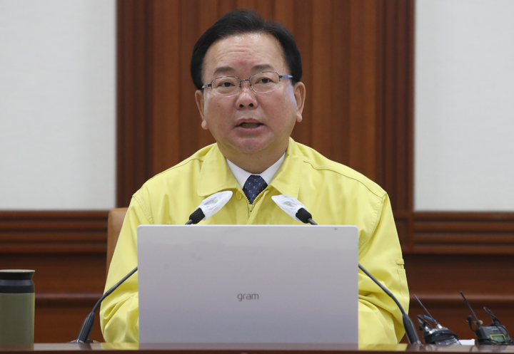 [서울=뉴시스] 김명원 기자 = 김부겸 국무총리가 22일 오전 서울 종로구 정부서울청사에서 열린 코로나19 중앙재난안전대책본부(중대본) 회의를 주재하며 "30일부터 내달 22일까지 요양병원·시설 접촉면회 한시적 허용"한다고 발언을 하고 있다. 2022.04.22. kmx1105@newsis.com