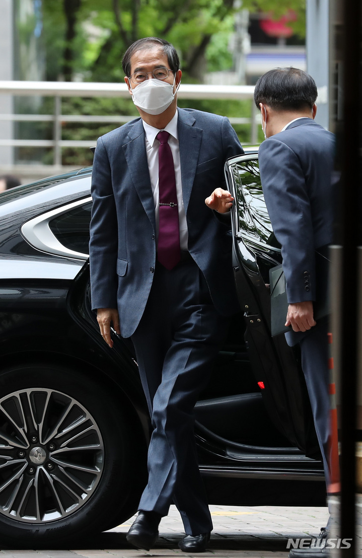 [서울=뉴시스] 이영환 기자 = 한덕수 국무총리 후보자가 22일 오전 서울 종로구 한국생산성본부에 마련된 청문회 준비 사무실로 출근하고 있다. 2022.04.22. 20hwan@newsis.com