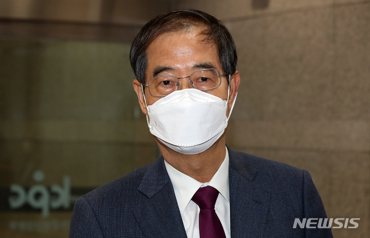 [서울=뉴시스] 이영환 기자 = 한덕수 국무총리 후보자가 22일 오전 서울 종로구 한국생산성본부에 마련된 청문회 준비 사무실로 출근해 취재진의 질문에 답하고 있다. 2022.04.22. 20hwan@newsis.com