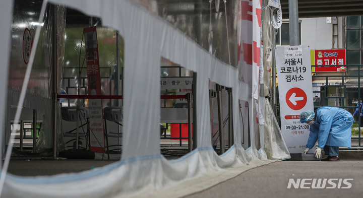 [서울=뉴시스] 권창회 기자 = 코로나19 신규 확진자가 8만1058명으로 집계된 22일 오전 서울 도봉구 창동역(서) 공영주차장에 마련된 임시선별검사소에서 의료진이 물품 정리를 하고 있다. 2022.04.22. kch0523@newsis.com