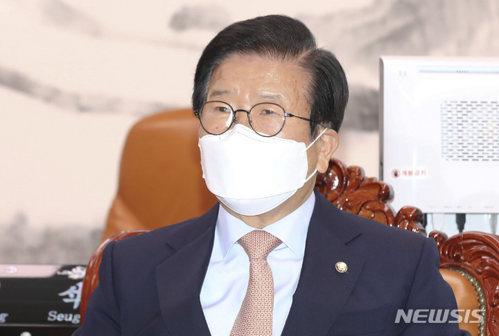 [서울=뉴시스] 최진석 기자 = 박병석 국회의장이 22일 오전 국회 의장실에서 검찰개혁 관련 입장을 발표하고 있다. (공동취재사진) 2022.04.22 photo@newsis.com