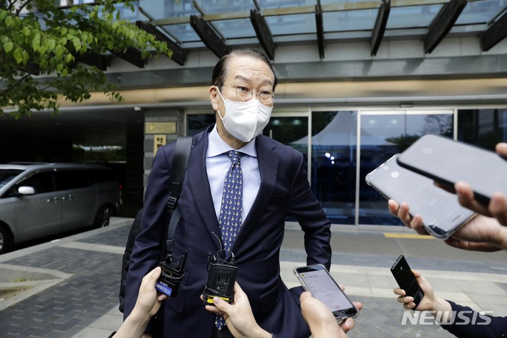 [서울=뉴시스] 인수위사진기자단 = 지난달 22일 권영세 통일부 장관 후보자가 서울 종로구 통의동 대통령직인수위원회 앞에서 발언하고 있다. 2022.04.22. photo@newsis.com