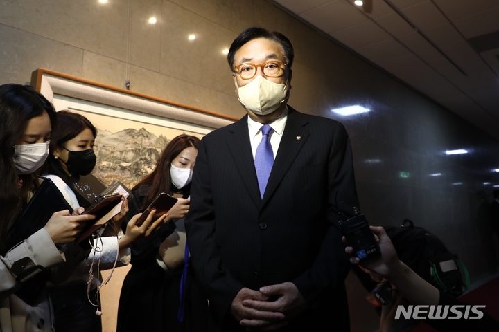 [서울=뉴시스] 최진석 기자 = 정진석 국회 부의장이 22일 오전 국회 의장실 앞에서 검찰개혁 관련 취재진들의 질문에 답하고 있다. (공동취재사진) 2022.04.22 photo@newsis.com