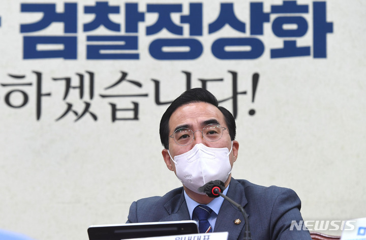 [서울=뉴시스] 최진석 기자 = 박홍근 더불어민주당 원내대표가 22일 오전 서울 여의도 국회에서 열린 더불어민주당 비상대책위원회의에서 발언을 하고 있다. (공동취재사진) 2022.04.22 photo@newsis.com