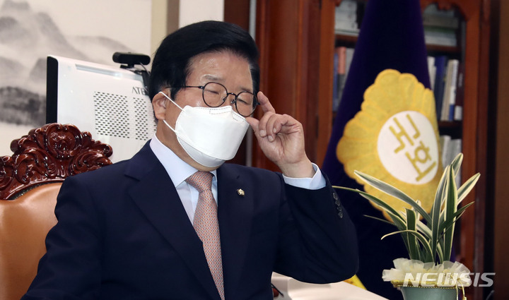 [서울=뉴시스] 최진석 기자 = 박병석 국회의장이 22일 서울 여의도 국회의장실에서 '검수완박'(검찰 수사권 완전 박탈) 법안 관련 입장문을 발표하고 있다. 이날 박 의장은 '검수완박' 법안 관련 중재안을 여야 원내대표에게 전달한 뒤 입장문을 통해 "양당 의원총회에서 의장 중재안을 수용해줄 것을 강력히 요구한다"고 밝혔다. (공동취재사진) 2022.04.22 photo@newsis.com