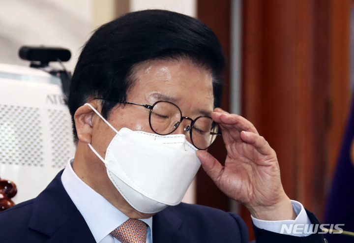 [서울=뉴시스] 최진석 기자 = 박병석 국회의장이 22일 서울 여의도 국회의장실에서 '검수완박'(검찰 수사권 완전 박탈) 법안 관련 입장문을 발표하며 고민하고 있다.&nbsp; (공동취재사진) 2022.04.22 photo@newsis.com