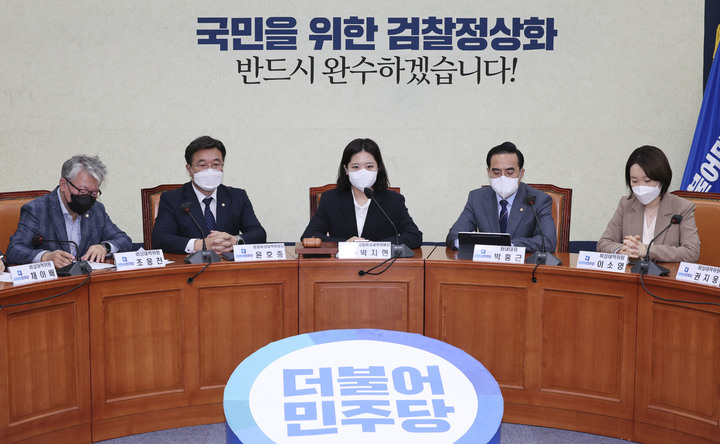 [서울=뉴시스] 최진석 기자 = 박지현(왼쪽 세번째) 더불어민주당 공동비상대책위원장이 22일 국회에서 열린 비상대책위원회 회의에서 발언하고 있다. (공동취재사진) 2022.04.22 photo@newsis.com