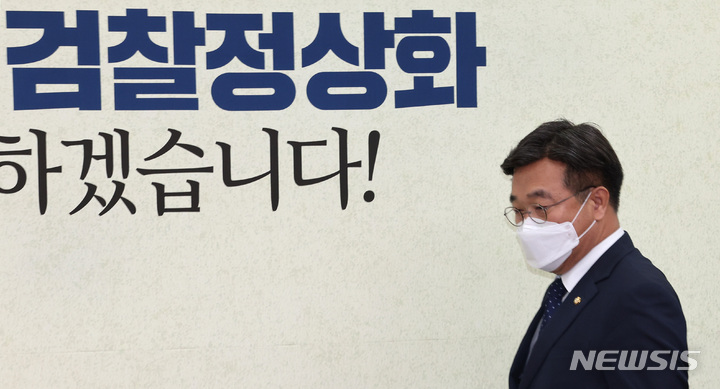 [서울=뉴시스] 최진석 기자 = 윤호중 더불어민주당 공동비상대책위원장이 지난 22일 국회에서 열린 비상대책위원회 회의에 참석하고 있다. (공동취재사진) 2022.04.22 photo@newsis.com