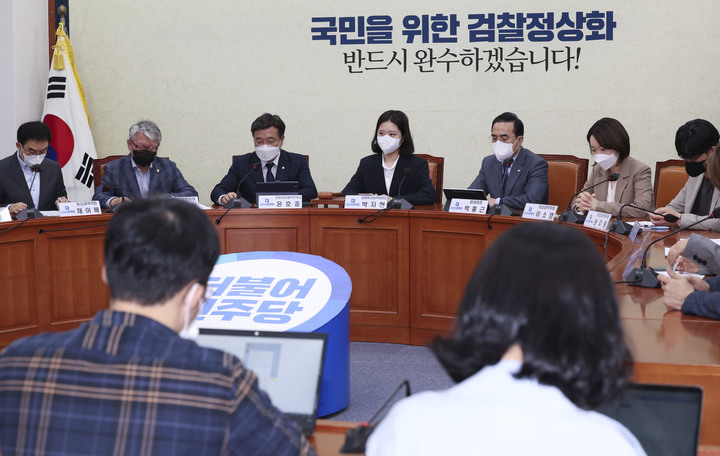 [서울=뉴시스] 최진석 기자 = 박지현 더불어민주당 공동비상대책위원장이 22일 국회에서 열린 비상대책위원회 회의에서 발언하고 있다. (공동취재사진) 2022.04.22 photo@newsis.com