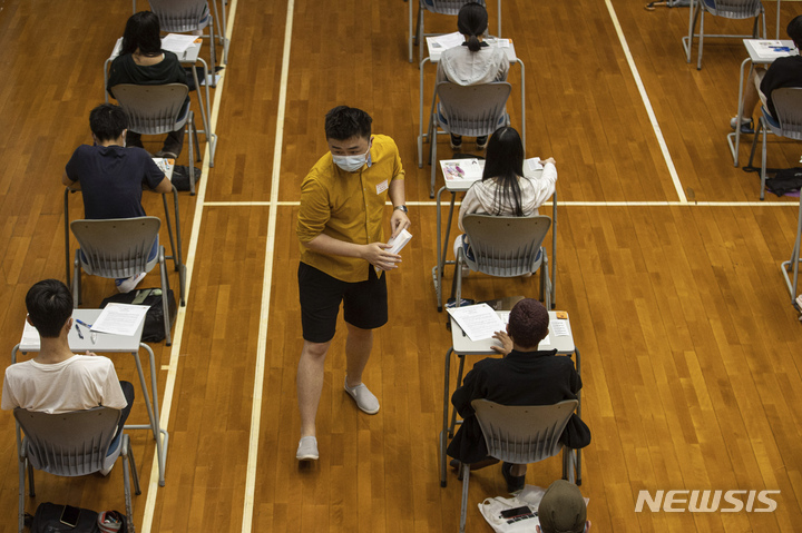 [홍콩=AP/뉴시스] 지난 4월22일(현지시각) 홍콩 대입시험(HKDSE)를 응시하는 수험생들의 모습. 2022.06.22. photo@newsis.com