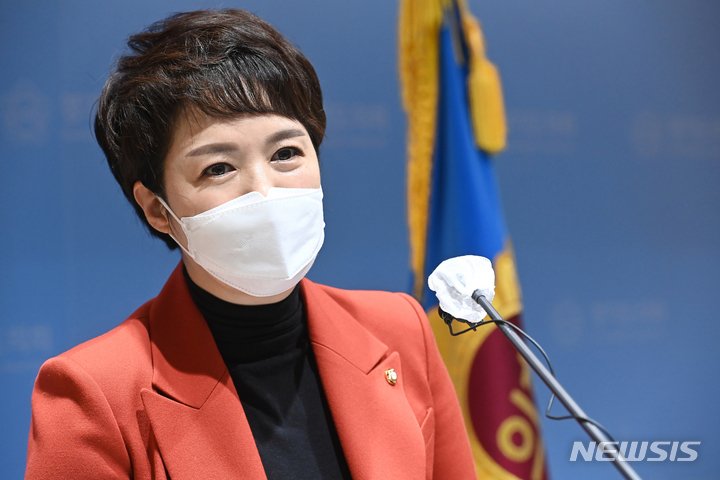 [수원=뉴시스] 김종택기자 = 6·1 지방선거에 출마할 국민의힘 경기도지사 후보로 확정된 김은혜 의원이 22일 경기도 수원시 영통구 경기도의회 브리핑룸에서 기자회견을 하고 있다. 2022.04.22. jtk@newsis.com