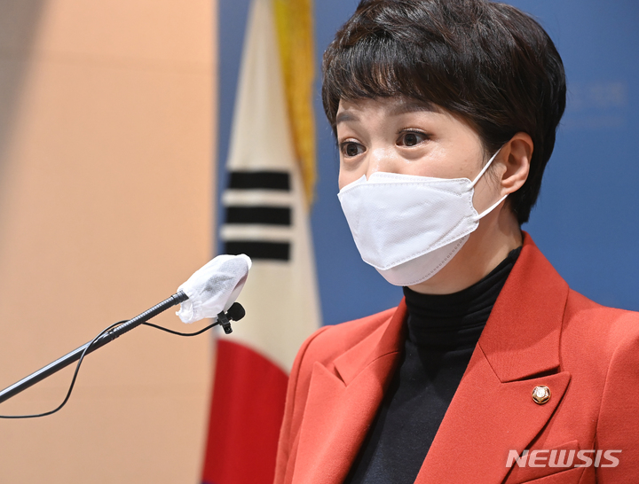 [수원=뉴시스] 김종택기자 = 6·1 지방선거에 출마할 국민의힘 경기도지사 후보로 확정된 김은혜 의원이 22일 경기도 수원시 영통구 경기도의회 브리핑룸에서 기자회견을 하고 있다. 2022.04.22. jtk@newsis.com