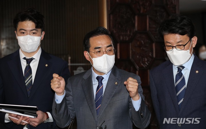 [서울=뉴시스] 최진석 기자 = 박홍근(가운데) 더불어민주당 원내대표가 22일 오전 국회에서 열린 비공개 의원총회를 마친 뒤 기자들에게 회의 내용을 설명하고 있다. (공동취재사진) 2022.04.22 photo@newsis.com