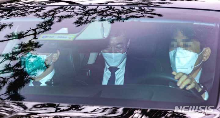 [서울=뉴시스] 김병문 기자 = '검수완박'(검찰 수사권 완전 박탈) 법안과 관련해 박병석 국회의장이 제시한 중재안을 더불어민주당과 국민의힘이 수용한 22일 오후 김오수 검찰총장이 사직서 제출한 뒤 서울 서초구 서초동 대검찰청 청사를 나서고 있다. (공동취재사진) 2022.04.22. photo@newsis.com