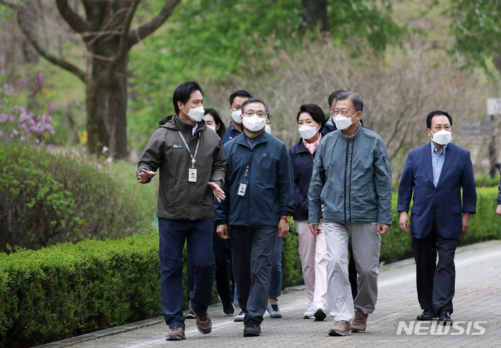 [포천=뉴시스] 전신 기자 = 문재인 대통령과 부인 김정숙 여사가 22일 경기도 포천 국립수목원을 방문해 기념식수를 위해 이동하고 있다. 2022.04.22. photo1006@newsis.com