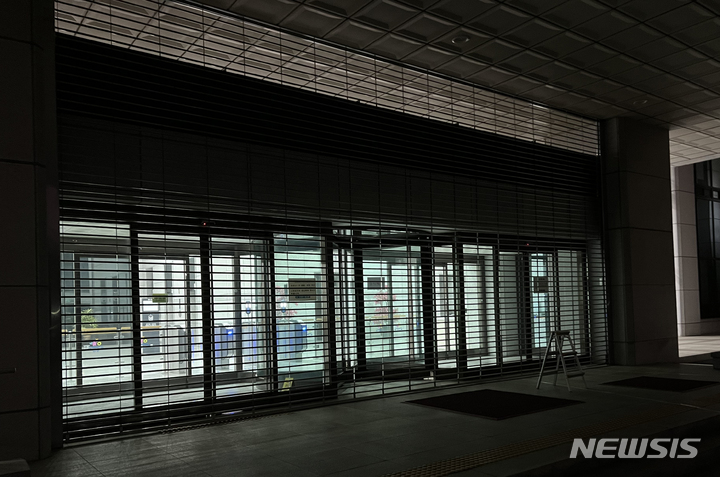 [서울=뉴시스] 김재환 기자 = 국회가 검찰 수사권을 단계적으로 폐지하는 중재안에 합의한 가운데, 22일 오후 서울 서초구 대검찰청 중앙 현관에 셔터가 내려가있다. 2022.4.22 cheerleader@newsis.com