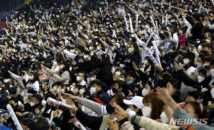 [서울=뉴시스] 추상철 기자 = 모든 야구장에서 육성 응원이 허용된 22일 오후 서울 송파구 잠실야구장에서 열린 2022 KBO리그 LG트윈스와 두산베어스의 경기에서 야구팬들이 응원전을 펼치고 있다. 2022.04.22. scchoo@newsis.com