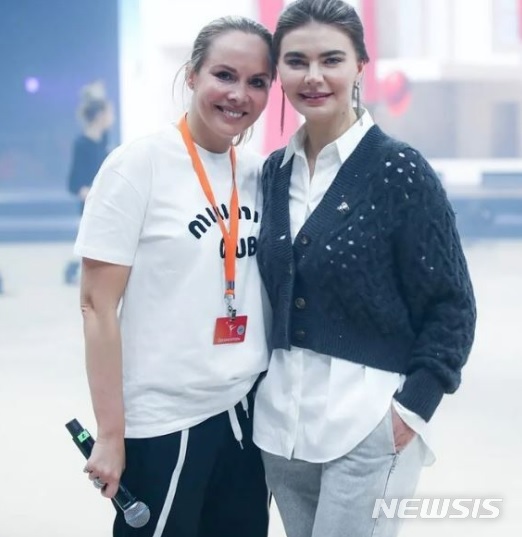 [서울=뉴시스] 지난 21일 푸틴의 연인으로 알려진 알리나 카바예바(오른쪽)가 리듬체조 주니어 국가대표 감독 예카테리나 시로티나와 모스크바 VTB 아레나에서 열린 주니어 리듬체조 리허설에 나타났다. (사진=예카테리나 시로티나 인스타그램 캡처) 2022.04.23