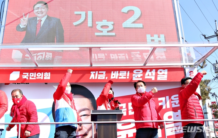 [괴산=뉴시스] 강신욱 기자 = 충북 괴산군수 선거에 나선 국민의힘 예비후보들이 공천 경쟁 과정에서 극심한 갈등을 겪고 있다. 지난 2월23일 괴산읍 시계탑사거리에서 열린 윤석열 대선 후보 지원유세에서 윤 후보의 어퍼컷 세리머니를 하며 원팀을 외쳤던 것과는 큰 대조를 보인다. 사진 왼쪽부터 이준경 예비후보, 박덕흠 당협위원장, 나경원 전 원내대표, 송인헌 예비후보, 정성엽 예비후보. 2022.04.23. ksw64@newsis.com