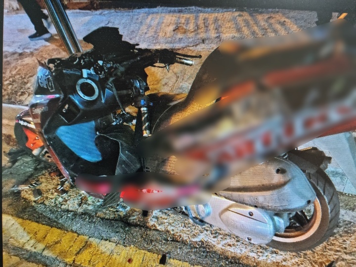 [창원=뉴시스] 강경국 기자 = 경남 창원시 성산구 용호동 여성능력센터 앞  삼거리에서 22일 오후 발생한 교통사고로 파손된 오토바이. (사진=경남경찰청 제공). 2022.04.23. photo@newsis.com *재판매 및 DB 금지