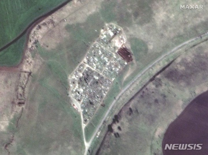 [AP/뉴시스]우크라이나 마리우폴 근처에서 추가로 발견된 구덩이. (사진=맥사 테크놀로지 제공) 2022.04.23