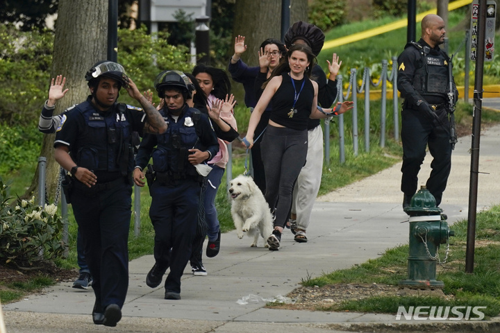 [워싱턴(미국)=AP/뉴시스]경찰이 22일 워싱턴 북서부 총격 사건 현장 근처에서 사람들을 대피시키고 있다. 2022.04.23