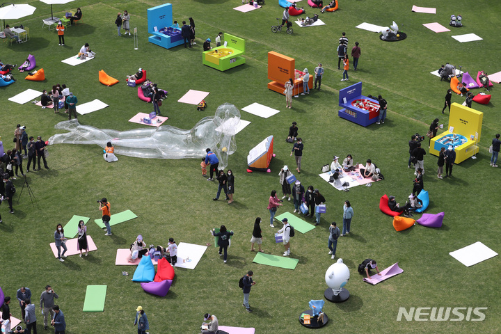 [서울=뉴시스] 이영환 기자 = 23일 오전 서울 중구 서울광장에서 열린 '책 읽는 서울광장'을 찾은 시민들이 책을 읽으며 즐거운 시간을 보내고 있다. '책 읽는 서울광장'은 서울광장을 서울도서관과 연계해 시민 누구나 자유롭게 책과 쉼, 문화를 누릴 수 있게 한 도심 속 열린 야외 도서관이다. 10월 말까지 매주 금·토요일 오전 11시부터 오후 4시까지 운영한다. 2022.04.23. 20hwan@newsis.com