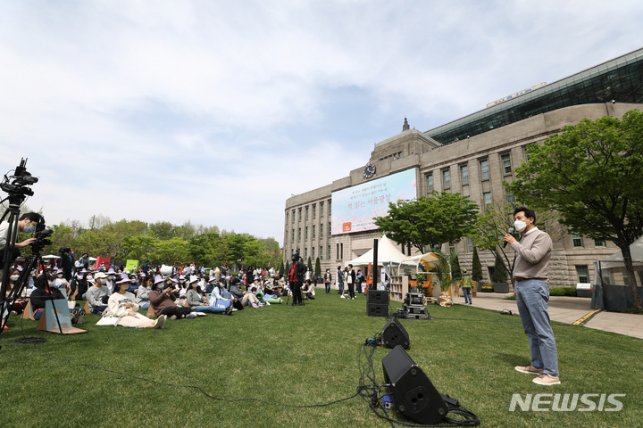 [서울=뉴시스] 사회적 거리두기가 해제되면서 코로나19로 지난 2년간 중단됐던 서울시의 축제·행사가 본격적으로 재개된다. 노들섬에서 개최되는 '서울재즈페스타 앳 노들섬'을 시작으로 서울 곳곳에서 축제와 행사가 열려 일상회복에 성큼 다가설 전망이다. 사진은 오세훈 서울시장이 지난 23일 오전 서울 중구 서울광장에서 열린 '책 읽는 서울광장'에 참석해 인사말을 하고 있다. '책 읽는 서울광장'은 서울광장을 서울도서관과 연계해 시민 누구나 자유롭게 책과 쉼, 문화를 누릴 수 있게 한 도심 속 열린 야외 도서관이다. 10월 말까지 매주 금·토요일 오전 11시부터 오후 4시까지 운영한다. (사진=뉴시스DB) photo@newsis.com