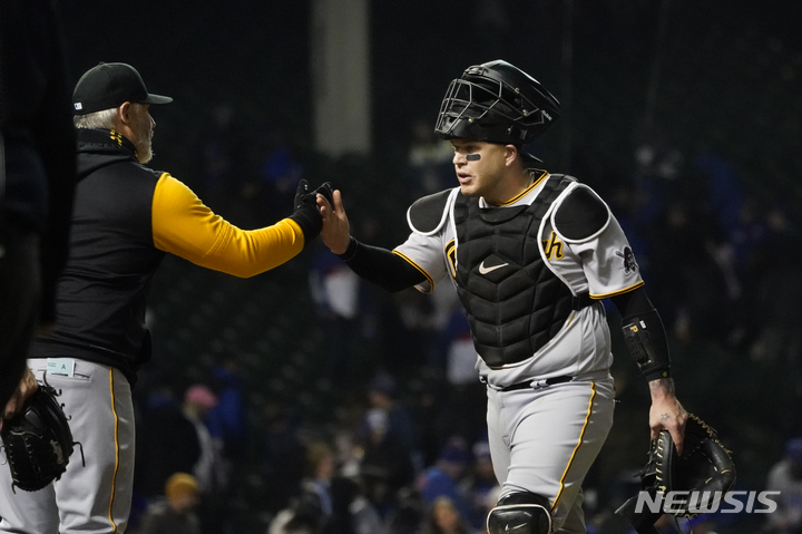 [시카고=AP/뉴시스] 피츠버그 파이리츠 포수 로베르토 페레스(오른쪽)가 23일(한국시간) 미국 시카고 리글리 필드에서 끝난 시카고 컵스와 2022 MLB 원정경기에서 승리한 뒤 데릭 셸턴 감독과 하이파이브하고 있다. 2022.04.23.