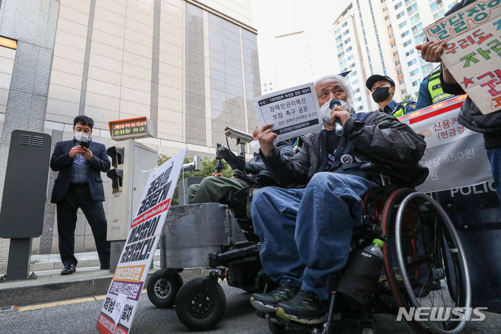 [서울=뉴시스] 권창회 기자 = 박경석 전국장애인차별철폐연대(전장연) 대표가 지난 23일 오후 서울 강남구 추경호 기재부장관 후보자 자택 인근에서 열린 '장애인권리예산 보장 약속 공문전달 기자회견'에서 장애인권리예산 보장 촉구 공문을 들고 있다. 박 대표는 25일 지하철 출근길 집회를 유보하겠다고 말했다. 2022.04.23. kch0523@newsis.com