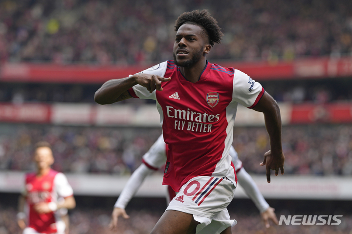 [런던=AP/뉴시스] 아스날의 누노 타바레스가 23일(한국시간) 영국 런던 에미리츠 스타디움에서 열린 맨체스터 유나이티드와 2021~22 EPL 홈경기에서 전반 3분 선제골을 넣은 뒤 환호하고 있다. 2022.04.24.