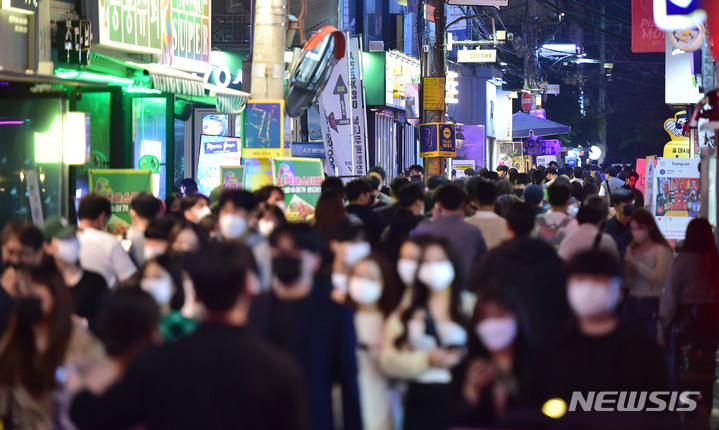 [대구=뉴시스] 이무열 기자 = 사회적 거리두기 조치 해제 첫 주말인 23일 오후 대구 중구 동성로 인근 술집 밀집 골목이 시민들로 북적이고 있다. 2022.04.23. lmy@newsis.com