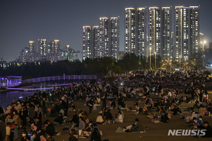 [서울=뉴시스] 권창회 기자 = 사회적 거리두기 해제 후 첫 주말인 23일 밤 서울 서초구 반포한강공원이 시민들로 붐비고 있다. 2022.04.23. kch0523@newsis.com