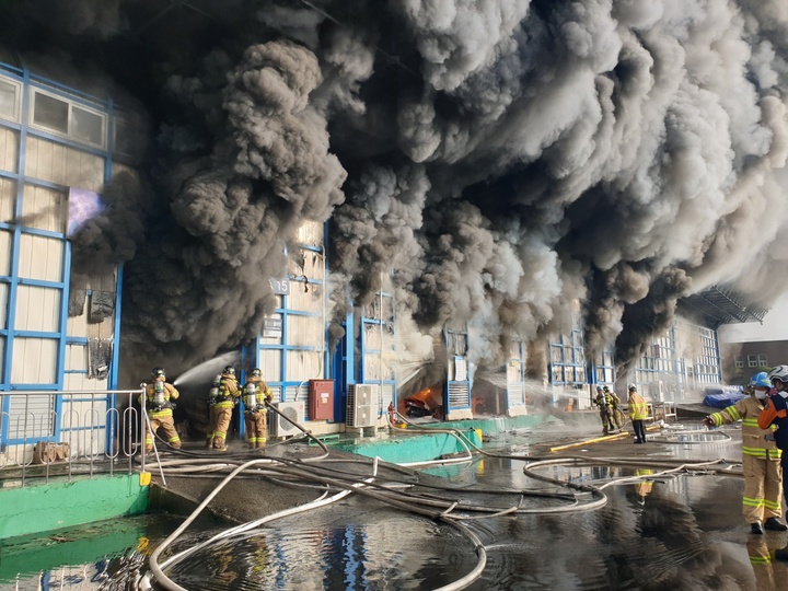 [창원=뉴시스] 강경국 기자 = 24일 오전 경남 창원시 성산구 공단로 자동차 부품 제조 공장에서 화재가 발생해 소방관들이 화재를 진압하고 있다. (사진=창원소방본부 제공). 2022.04.24. photo@newsis.com *재판매 및 DB 금지