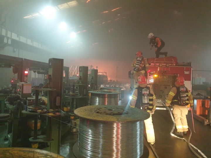 [창원=뉴시스] 강경국 기자 = 23일 오후 경남 창원시 성산구 성주동 용접봉 제조 공장에서 화재가 발생해 소방관들이 화재를 진압하고 있다. (사진=창원소방본부 제공). 2022.04.24. photo@newsis.com *재판매 및 DB 금지