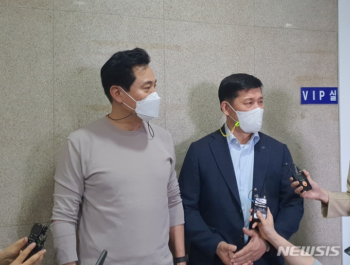 [서울=뉴시스] 김주희 기자 = 오세훈 서울시장과 허구연 한국야구위원회(KBO) 총재가 24일 잠실 LG 트윈스-두산 베어스 경기 전 인터뷰를 갖고 있다. 2022.04.24.