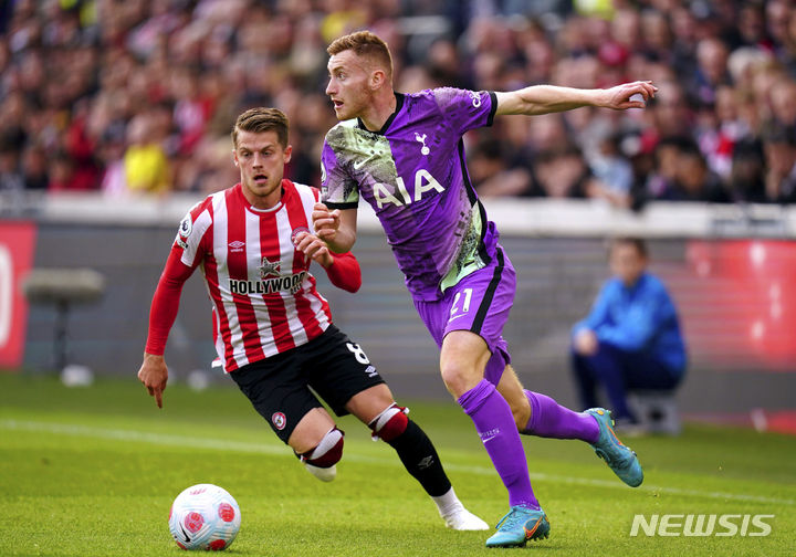 [런던=AP/뉴시스] 토트넘 핫스퍼의 데얀 쿨루솁스키(오른쪽)와 브렌트포드의 마티아스 옌센이 24일(한국시간) 영국 런던 브렌트포드 커뮤니티 스타디움에서 열린 2021~22 EPL 맞대결에서 볼 다툼을 하고 있다. 2022.04.24.