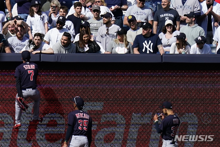 [뉴욕=AP/뉴시스] 관중과 언쟁중인 클리블랜드 인디언스 마일스 스트로