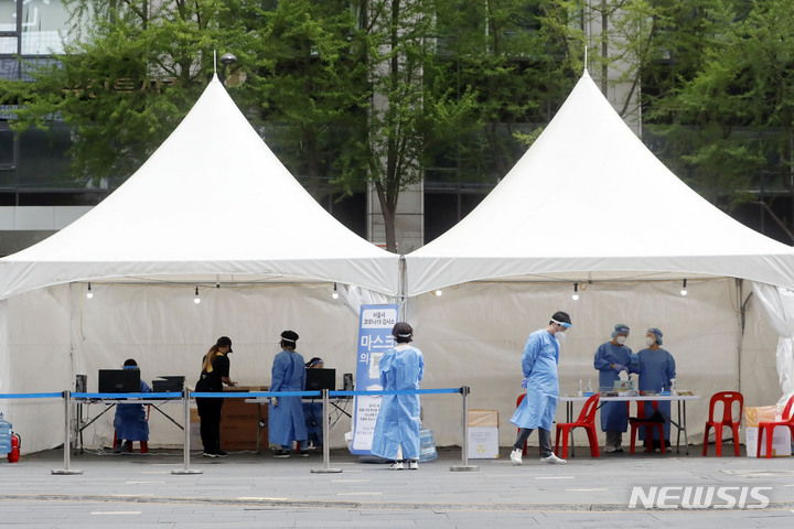 [서울=뉴시스] 최동준 기자 = 코로나19 감염병 등급을 2급으로 하향 조정을 하루 앞둔 24일 서울 청계광장에 설치된 선별검사소가 한가한 모습을 보이고 있다. 2022.04.24. photocdj@newsis.com