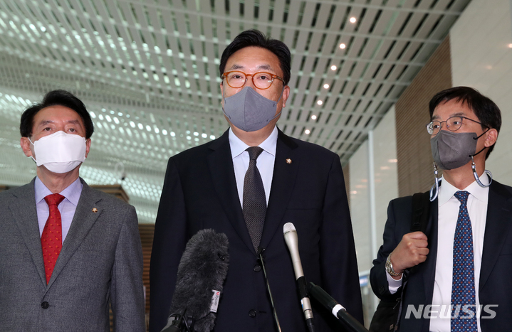 [인천공항=뉴시스] 조성우 기자 = 윤석열 대통령 당선인이 파견하는 한일정책협의대표단 정진석 단장 등이 24일 오전 인천국제공항 제2여객터미널을 통해 일본으로 출국 전 취재진과 질의응답을 하고 있다. 2022.04.24. xconfind@newsis.com