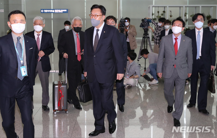 [인천공항=뉴시스] 조성우 기자 = 윤석열 대통령 당선인이 파견하는 한일정책협의대표단 정진석 단장 등이 24일 오전 인천국제공항 제2여객터미널을 통해 일본으로 출국하고 있다. 2022.04.24. xconfind@newsis.com