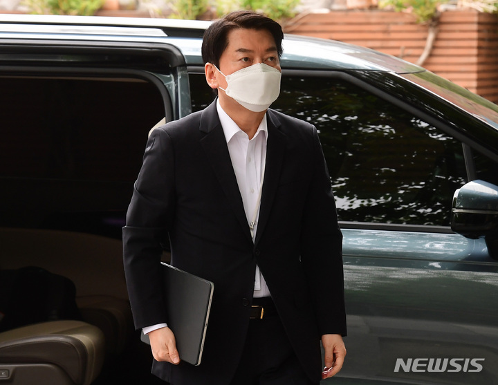 [서울=뉴시스] 인수위사진기자단 = 안철수 대통령직인수위원장이 24일 서울 종로구 통의동 인수위 사무실에 출근하고 있다. 2022.04.24. photo@newsis.com