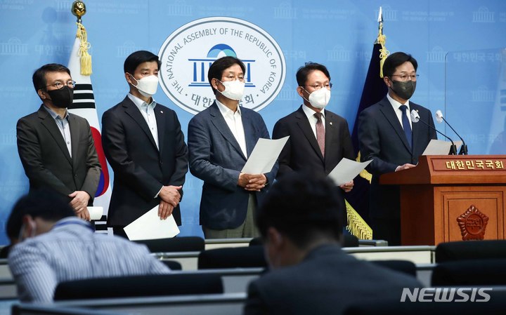 [서울=뉴시스] 김선웅 기자 = 국무총리 후보자 한덕수 인사청문특위 더불어민주당과 정의당 의원들이 지난 24일 서울 여의도 국회 소통관에서 오는 25일과 26일로 예정된 한덕수 후보자 인사청문회와 관련해 자료제출을 촉구하는 합동 기자회견을 하고 있다. 오른쪽부터 더불어민주당 강병원 의원, 정의당 배진교 원내대표, 더불어민주당 신동근 의원, 이해식 의원, 최강욱 의원, 김의겸 의원. (공동취재사진) 2022.04.24. photo@newsis.com