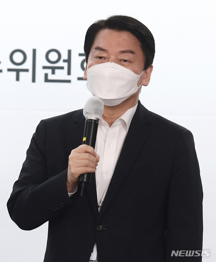 [서울=뉴시스] 인수위사진기자단 = 안철수 대통령직인수위원장이 24일 오후 서울 종로구 통의동 공동기자회견장을 찾아 취재진에게 부친상과 관련해 신경 써 준 것에 대한 감사 인사를 전하던 중 취재진의 질문에 답하고 있다. 2022.04.24. photo@newsis.com