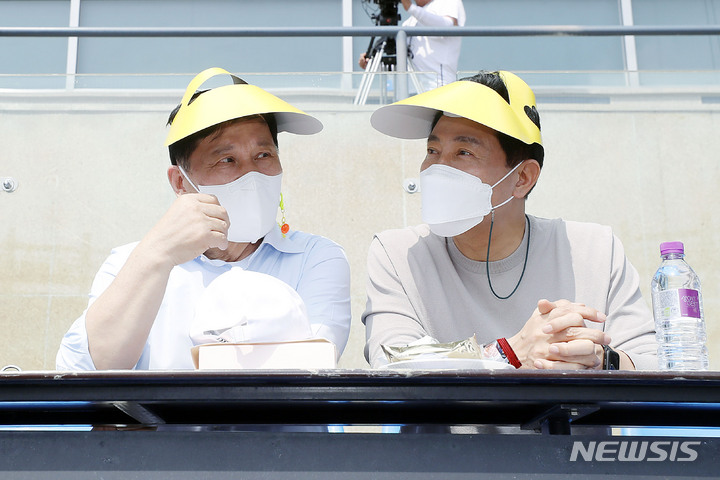 [서울=뉴시스] 최동준 기자 = 오세훈 서울시장이 24일 서울 송파구 잠실야구장을 방문해 허구연 한국야구위원회 총재와 새 야구장 건립을 위한 간담회를 마치고 LG 트윈스 대 두산 베어스의 경기를 관람하며 대화하고 있다. 2022.04.24. photocdj@newsis.com
