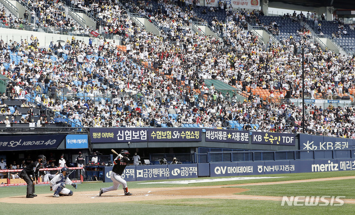 [서울=뉴시스] 최동준 기자 = 24일 서울 송파구 잠실야구장에서 열린 2022 KBO 리그 LG 트윈스 대 두산 베어스의 경기를 찾은 야구팬들이 응원하고 있다. 2022.04.24. photocdj@newsis.com
