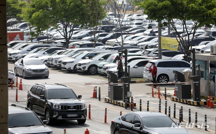 [서울=뉴시스] 조성우 기자 = 지난해 4월24일 오후 서울 서초구 반포한강공원 주차장이 나들이객 차량들로 붐비고 있다. 2022.04.24. xconfind@newsis.com
