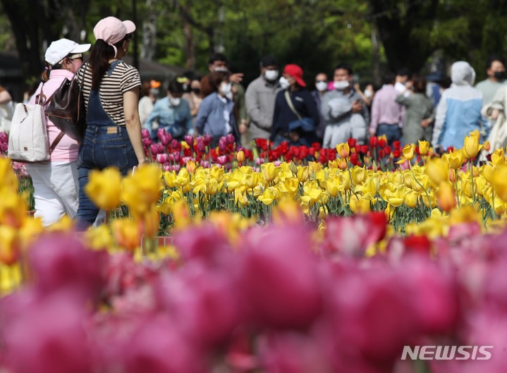 [고양=뉴시스] 조수정 기자 = 사회적 거리두기 전면 해제 첫 일요일인 24일 경기 고양시 일산호수공원에서 열린 고양국제꽃박람회에 많은 상춘객들이 봄을 즐기고 있다. 2022.04.24. chocrystal@newsis.com