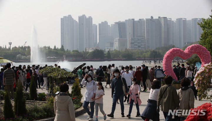 [서울=뉴시스] 조수정 기자 = 24일 경기 고양시 일산호수공원에서 상춘객들이 봄을 즐기고 있다. 2022.04.24. chocrystal@newsis.com