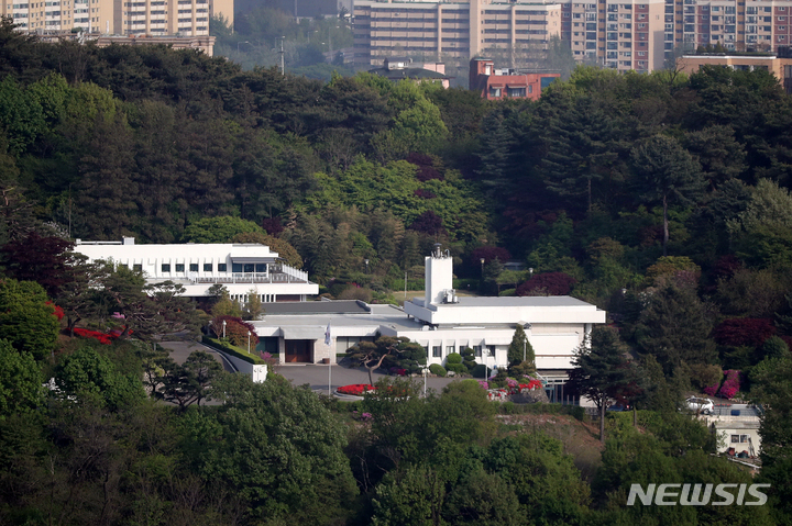 [서울=뉴시스] 조성우 기자 = 윤석열 대통령 당선인이 취임 후 사용할 새 관저로 서울 한남동 외교부 장관 공관이 확정됐다. 사진은 24일 오후 서울 남산에서 바라본 외교부 장관 공관의 모습. 2022.04.24. xconfind@newsis.com